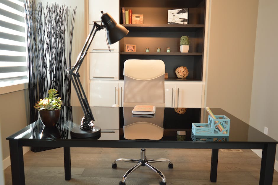 Ergonomia i komfort pracy – jak dobrze dobrać wyposażenie do przestrzeni biurowej