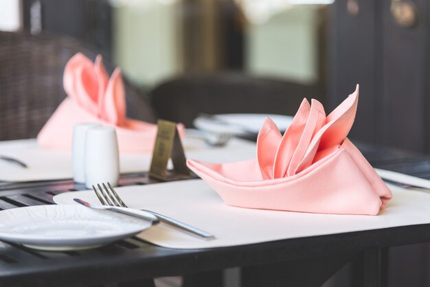 Jakie korzyści przynoszą obrusy odporne na plamy w restauracjach?