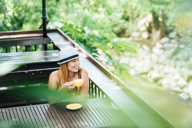 Zielony zakątek spokoju: jak stworzyć miejsce do odpoczynku w ogrodzie