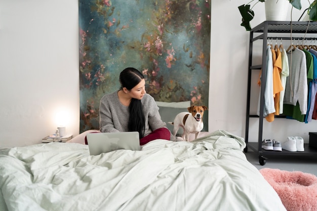 Jak optymalnie wykorzystać przestrzeń w małych sypialniach dzięki funkcjonalnym meblom